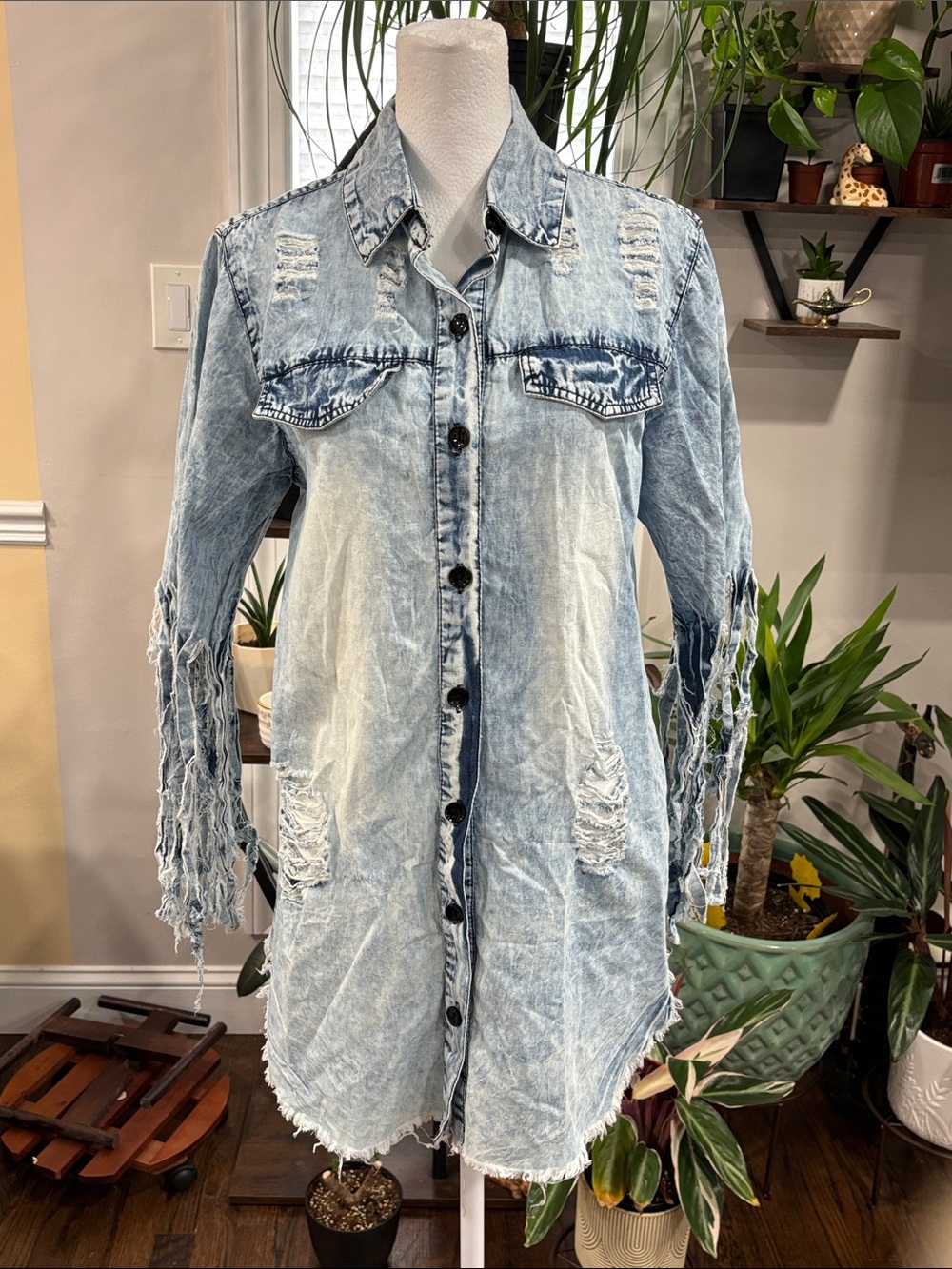 Thrill Jeans Distressed Light Wash Denim Button-Up size M